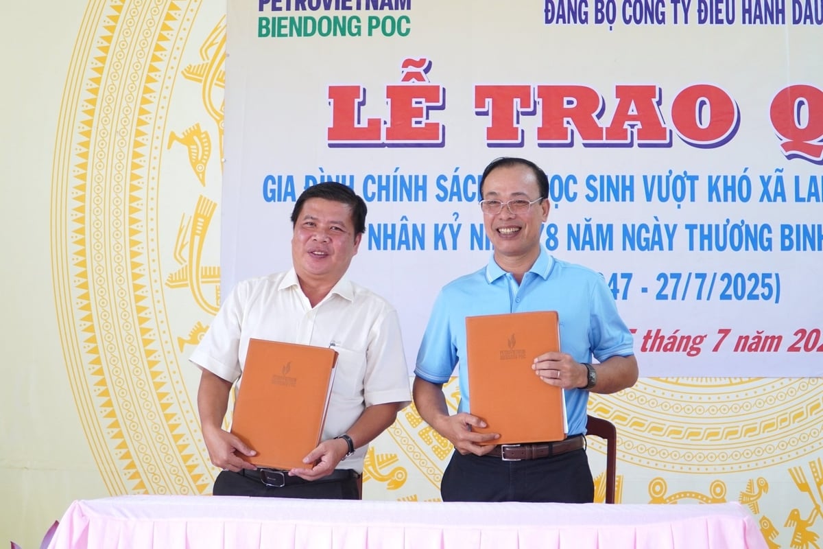 Ông La Trọng Kỳ, Phó Giám đốc Sở Nông nghiệp và Môi trường TP. Cần Thơ (bìa trái) và ông Hoàng Minh Hải, Phó Tổng Giám đốc Công ty Điều hành Dầu khí Biển Đông (bìa phải) ký kết phụ lục thỏa thuận tài trợ trồng 5 ha rừng do thay đổi địa giới hành chính. Ảnh: Ảnh: Kim Anh. Ông La Trọng Kỳ, Phó Giám đốc Sở Nông nghiệp và Môi trường TP. Cần Thơ (bìa trái) và ông Hoàng Minh Hải, Phó Tổng Giám đốc Công ty Điều hành Dầu khí Biển Đông (bìa phải) ký kết phụ lục thỏa thuận tài trợ trồng 5 ha rừng do thay đổi địa giới hành chính. Ảnh: Ảnh: Kim Anh.