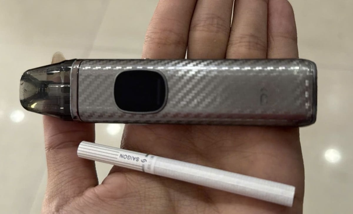 Thuốc lá điện tử có nhiều hình dạng như USB, son môi... nên dễ dàng qua mặt phụ huynh và giáo viên. Ảnh: Thục Vy. Thuốc lá điện tử có nhiều hình dạng như USB, son môi... nên dễ dàng qua mặt phụ huynh và giáo viên. Ảnh: Thục Vy.
