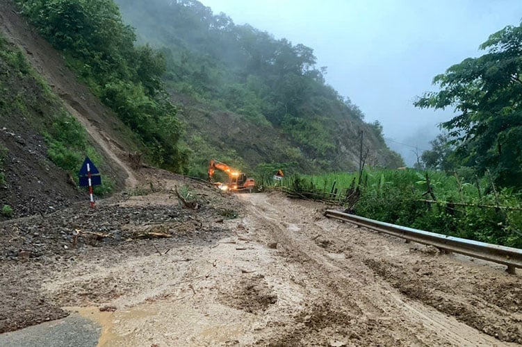 Đất đá tràn xuống mặt đường Km113+240 Quốc lộ 12. Ảnh: Công ty Cổ phần Đường bộ 226. Đất đá tràn xuống mặt đường Km113+240 Quốc lộ 12. Ảnh: Công ty Cổ phần Đường bộ 226.