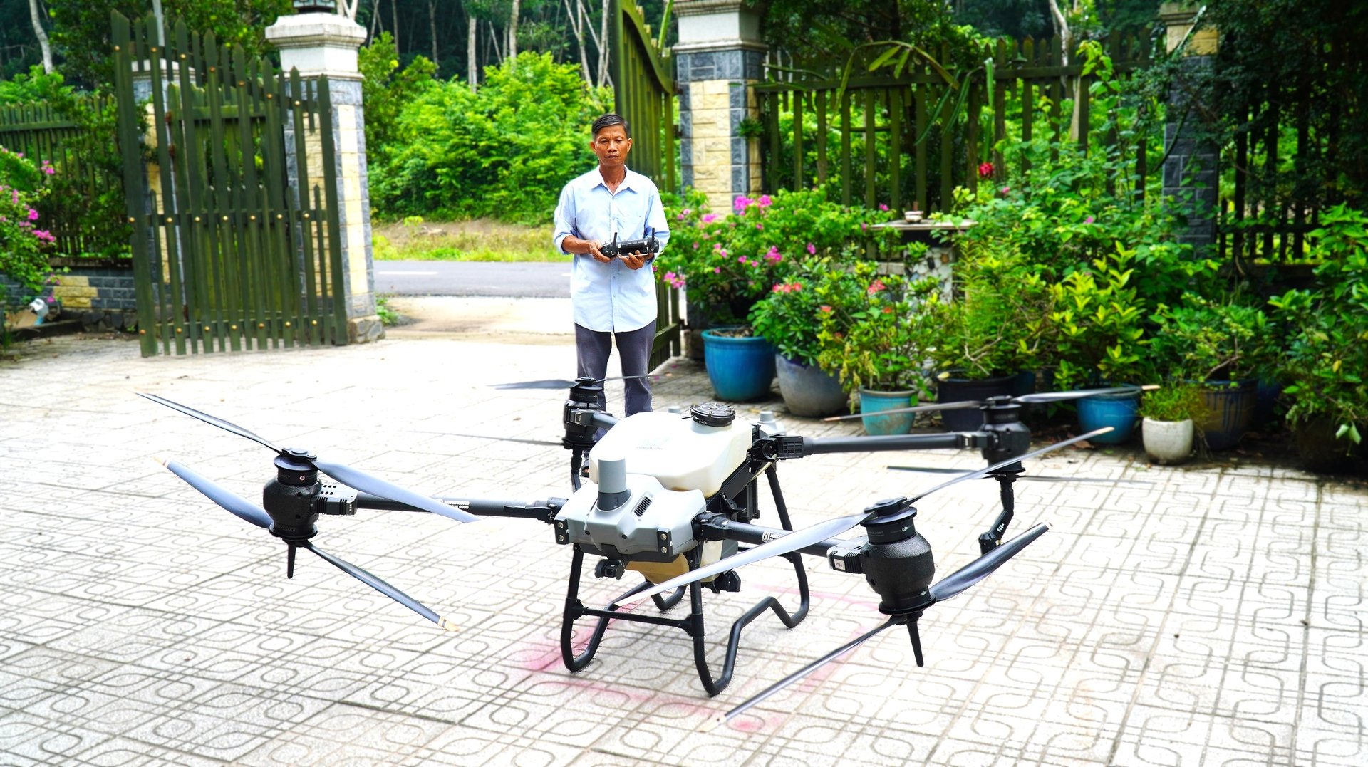 Ông Xuân dùng máy bay không người lái (drone) để phun thuốc sinh học định kỳ, đảm bảo cây được bảo vệ mà không cần tiếp xúc trực tiếp với hóa chất. Ảnh: Trần Phi. Ông Xuân dùng máy bay không người lái (drone) để phun thuốc sinh học định kỳ, đảm bảo cây được bảo vệ mà không cần tiếp xúc trực tiếp với hóa chất. Ảnh: Trần Phi.