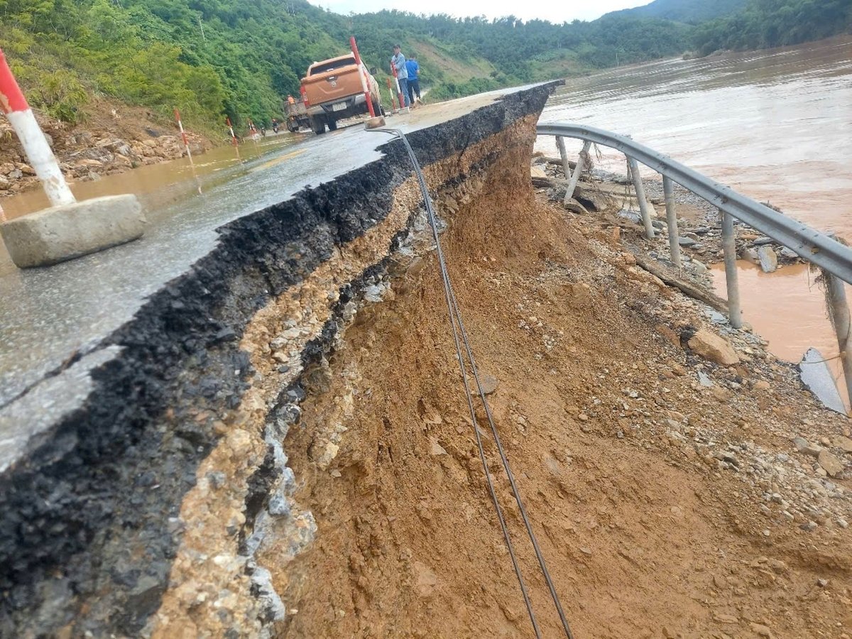 Một đoạn Quốc lộ 7A bị hư hỏng nghiêm trọng. Ảnh: Đình Tiệp. Một đoạn Quốc lộ 7A bị hư hỏng nghiêm trọng. Ảnh: Đình Tiệp.