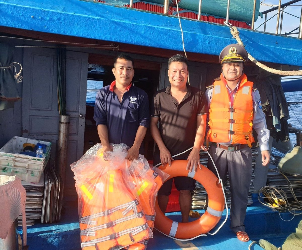 Cùng với việc phát hiện, xử lí vi phạm, lực lượng kiểm ngư đã luôn sát cánh với ngư dân, tặng áo ao và phao cho ngư dân yên tâm bám biển. Ảnh: Đinh Mười. Cùng với việc phát hiện, xử lí vi phạm, lực lượng kiểm ngư đã luôn sát cánh với ngư dân, tặng áo ao và phao cho ngư dân yên tâm bám biển. Ảnh: Đinh Mười.