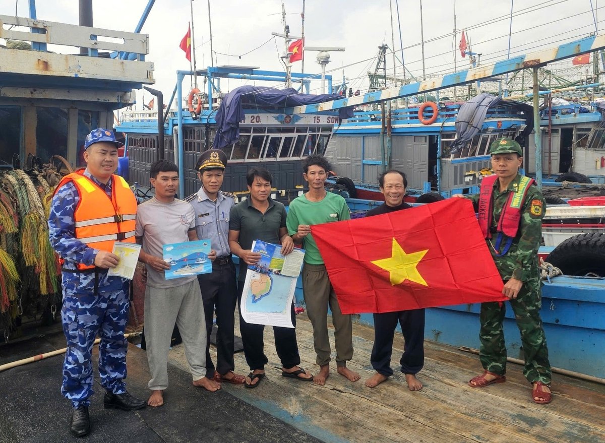 Lực lượng kiểm ngư cùng các lực lượng thực thi pháp luật trên biển cùng lan tỏa phong trào 'Một triệu lá cờ Tổ quốc cùng ngư dân bám biển' ở vịnh Bắc Bộ. Ảnh: Đinh Mười. Lực lượng kiểm ngư cùng các lực lượng thực thi pháp luật trên biển cùng lan tỏa phong trào 'Một triệu lá cờ Tổ quốc cùng ngư dân bám biển' ở vịnh Bắc Bộ. Ảnh: Đinh Mười.