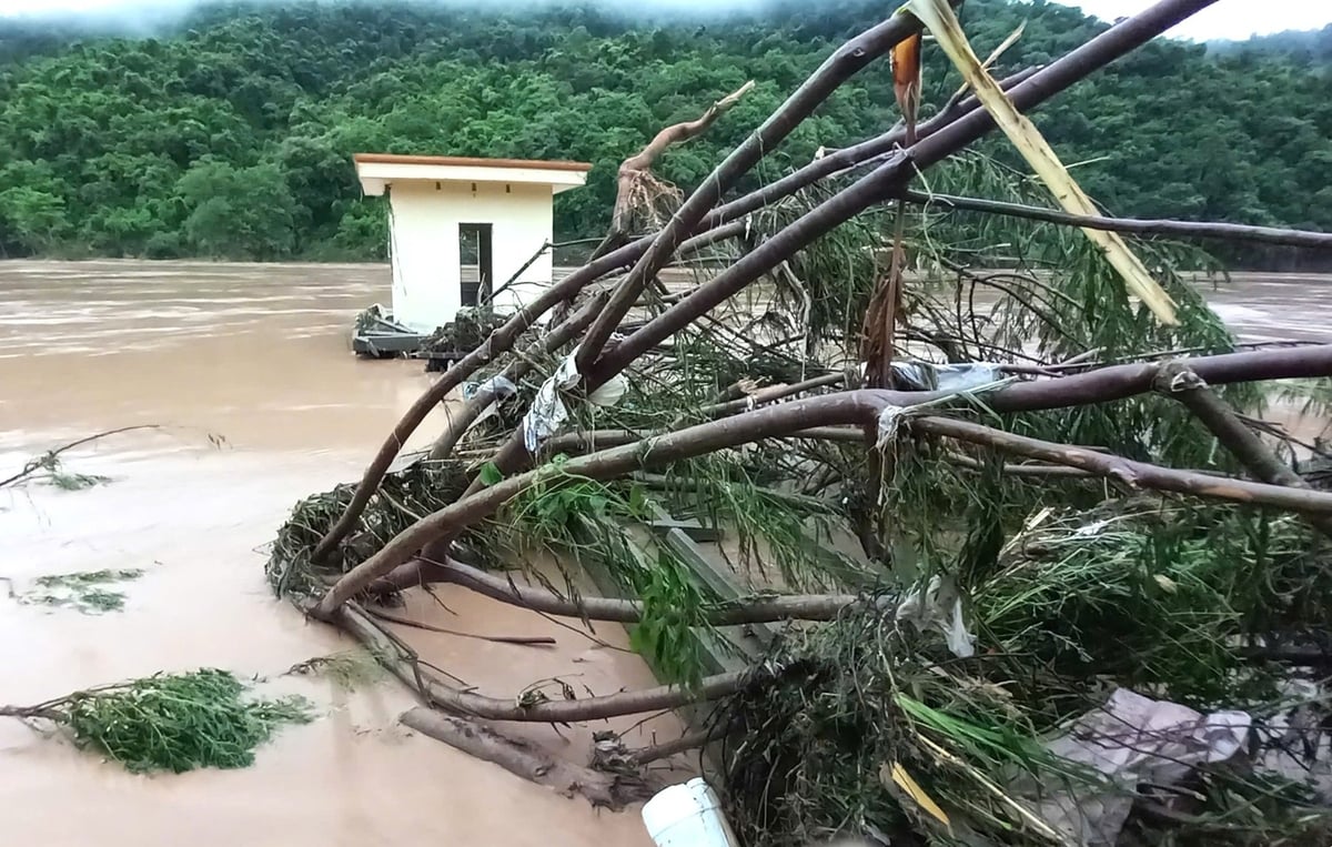 Công trình giếng ghi mực nước và đường dẫn tại Trạm thủy văn Thạch Giám (Tương Dương, Nghệ An) bị nước lũ bao vây, cành cây và rác lớn mắc vào, sáng 24/7. Ảnh: ĐVCC. Công trình giếng ghi mực nước và đường dẫn tại Trạm thủy văn Thạch Giám (Tương Dương, Nghệ An) bị nước lũ bao vây, cành cây và rác lớn mắc vào, sáng 24/7. Ảnh: ĐVCC.