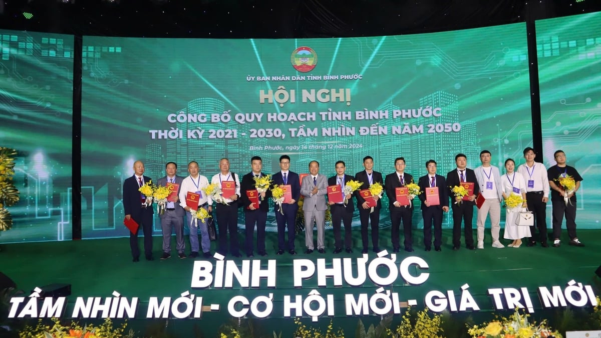 Các nhà đầu tư tại CCN Thành Phương nhận chứng nhận đăng ký đầu tư trong lễ Công bố Quy hoạch tỉnh Bình Phước Các nhà đầu tư tại CCN Thành Phương nhận chứng nhận đăng ký đầu tư trong lễ Công bố Quy hoạch tỉnh Bình Phước