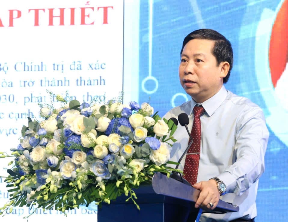 PGS.TS Nguyễn Tấn Vinh, Phó Giám đốc Học viện Chính trị khu vực II (Học viện Chính trị quốc gia Hồ Chí Minh) cho rằng, việc nâng cao năng lực quản trị Nhà nước theo hướng hiện đại trở thành yêu cầu cấp thiết đối với Khánh Hòa. Ảnh: Phương Chi. PGS.TS Nguyễn Tấn Vinh, Phó Giám đốc Học viện Chính trị khu vực II (Học viện Chính trị quốc gia Hồ Chí Minh) cho rằng, việc nâng cao năng lực quản trị Nhà nước theo hướng hiện đại trở thành yêu cầu cấp thiết đối với Khánh Hòa. Ảnh: Phương Chi.