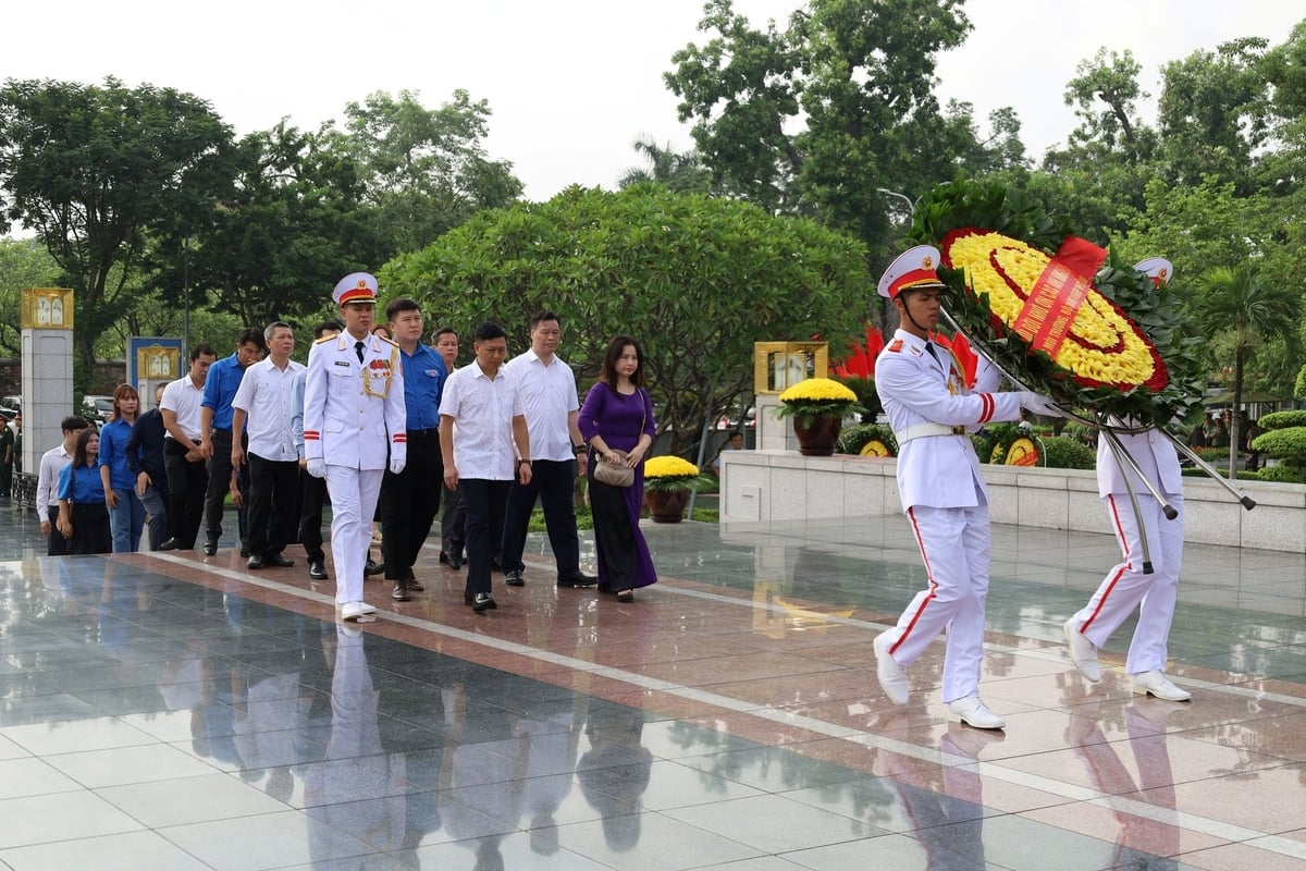 Cán bộ, nhân viên, người lao động Cục Môi trường dâng hoa, dâng hương tưởng niệm các Anh hùng, liệt sĩ tại Đài tưởng niệm Liệt sĩ Vô danh Bắc Sơn nhân dịp kỷ niệm 78 năm Ngày Thương binh - Liệt sĩ. Ảnh: Hoàng Hiền. Cán bộ, nhân viên, người lao động Cục Môi trường dâng hoa, dâng hương tưởng niệm các Anh hùng, liệt sĩ tại Đài tưởng niệm Liệt sĩ Vô danh Bắc Sơn nhân dịp kỷ niệm 78 năm Ngày Thương binh - Liệt sĩ. Ảnh: Hoàng Hiền.
