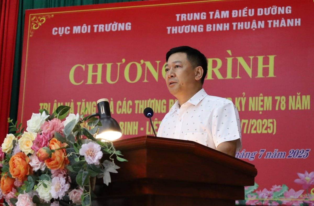 Ủy viên BCH Đảng ủy Cục Môi trường, Phó Cục trưởng Cục Môi trường Vũ Đình Nam bày tỏ lòng tri ân sâu sắc đối với những hy sinh thầm lặng nhưng vô cùng to lớn của các thương binh, bệnh binh tại Trung tâm Điều dưỡng thương binh Thuận Thành. Ảnh: Hoàng Hiền. Ủy viên BCH Đảng ủy Cục Môi trường, Phó Cục trưởng Cục Môi trường Vũ Đình Nam bày tỏ lòng tri ân sâu sắc đối với những hy sinh thầm lặng nhưng vô cùng to lớn của các thương binh, bệnh binh tại Trung tâm Điều dưỡng thương binh Thuận Thành. Ảnh: Hoàng Hiền.