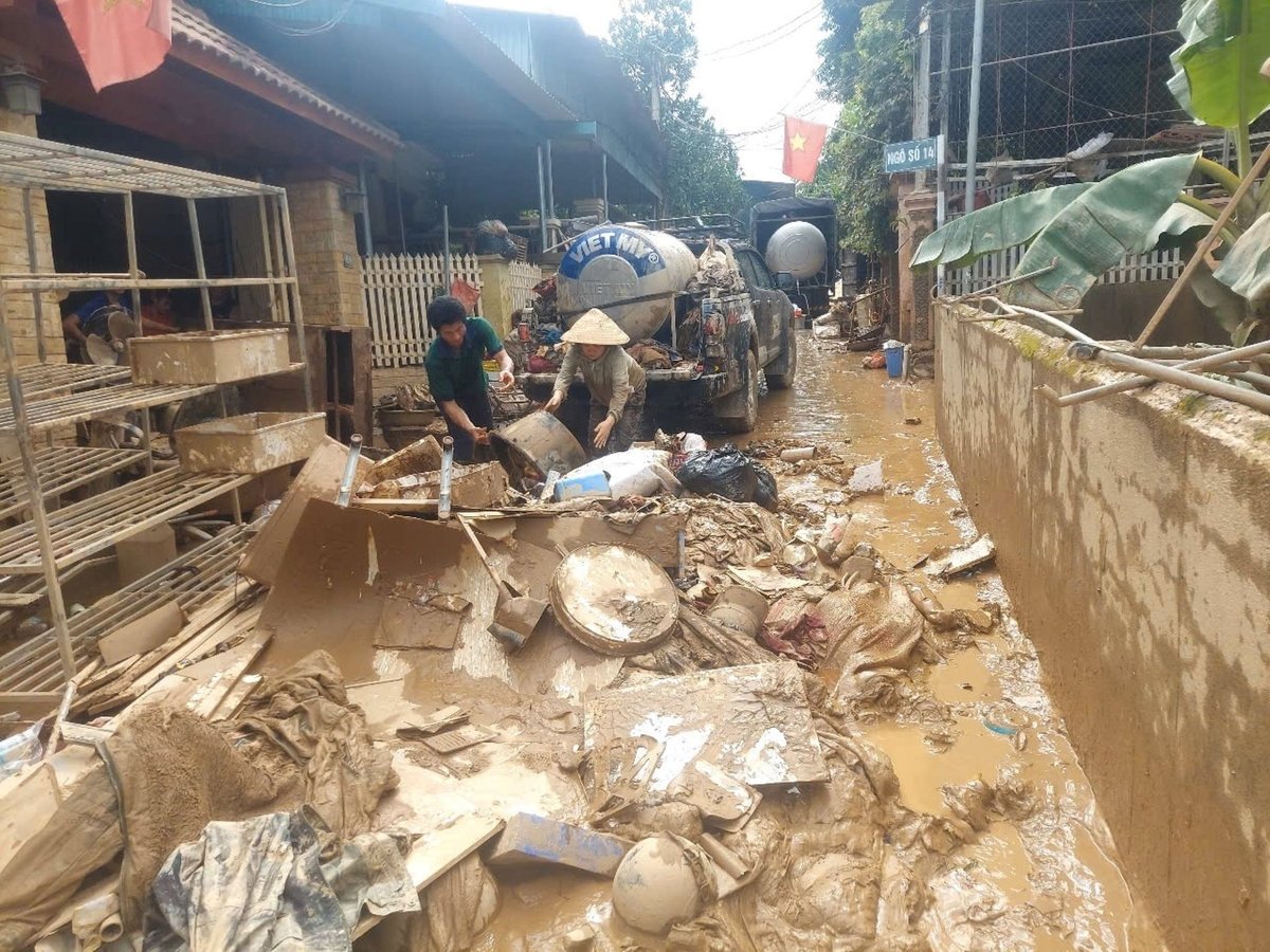 Sau lũ là một mớ hỗn độn, người dân đang khẩn trương dọn dẹp, khắc phục hậu quả. Ảnh: Đình Tiệp. Sau lũ là một mớ hỗn độn, người dân đang khẩn trương dọn dẹp, khắc phục hậu quả. Ảnh: Đình Tiệp.
