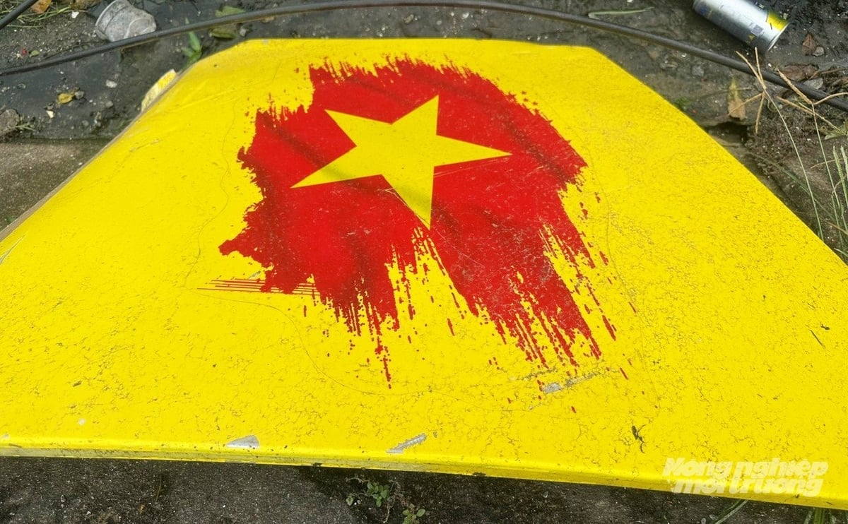 Nhiều bộ phận bật ra khỏi xe khách, rơi xuống lề đường. Ảnh: Thanh Nga. Nhiều bộ phận bật ra khỏi xe khách, rơi xuống lề đường. Ảnh: Thanh Nga.
