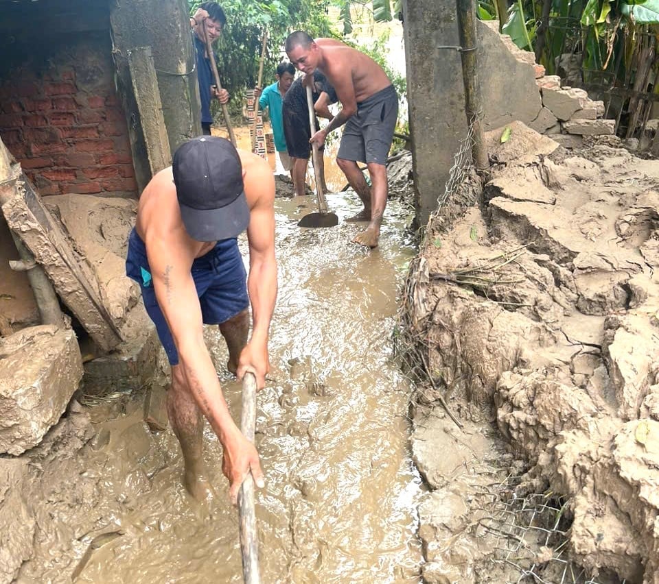 Cán bộ trạm thủy văn Con Cuông dọn bùn cát lấp tuyến và đường đi ra tuyến đo mực nước. Ảnh: ĐVCC. Cán bộ trạm thủy văn Con Cuông dọn bùn cát lấp tuyến và đường đi ra tuyến đo mực nước. Ảnh: ĐVCC.