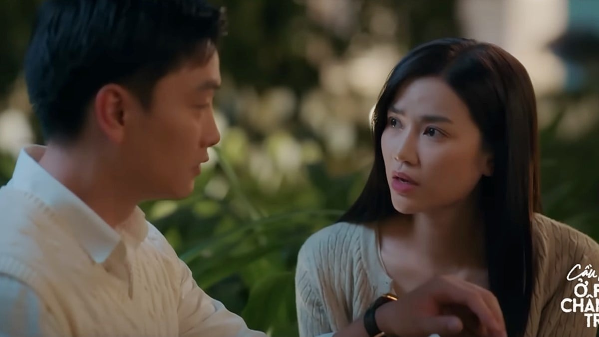 Oanh phát hiện có cô gái khác theo đuổi Tuấn. Ảnh CMH Oanh phát hiện có cô gái khác theo đuổi Tuấn. Ảnh CMH