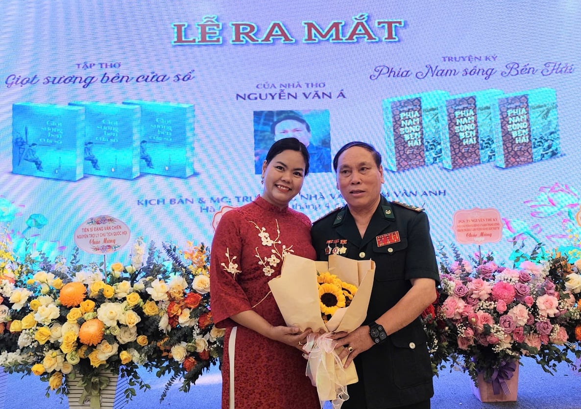Nhà thơ Phạm Vân Anh tặng hoa Thượng tá, nhà báo Nguyễn Văn Á trong lễ ra mắt sách. Ảnh: Ngô Đức Hành. Nhà thơ Phạm Vân Anh tặng hoa Thượng tá, nhà báo Nguyễn Văn Á trong lễ ra mắt sách. Ảnh: Ngô Đức Hành.