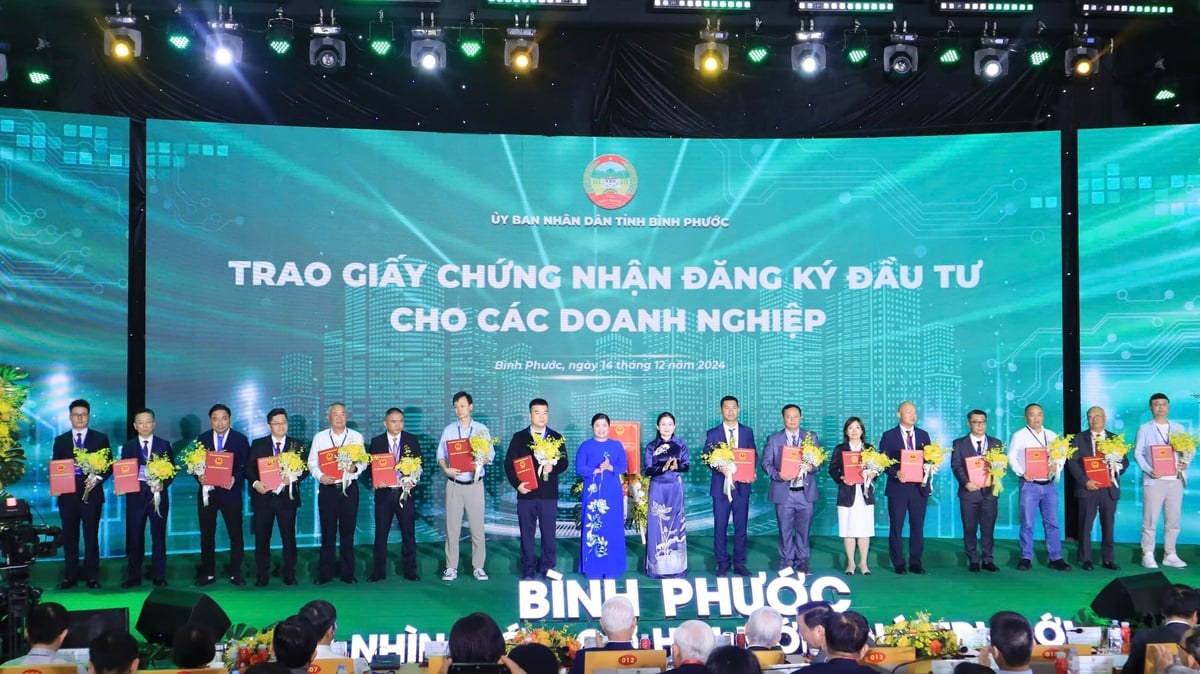 Lãnh đạo tỉnh Bình Phước (cũ) trao Giấy chứng nhận đăng ký đầu tư cho các doanh nghiệp tại CCN Tân Tiến 1, Tân Tiến 2. Lãnh đạo tỉnh Bình Phước (cũ) trao Giấy chứng nhận đăng ký đầu tư cho các doanh nghiệp tại CCN Tân Tiến 1, Tân Tiến 2.