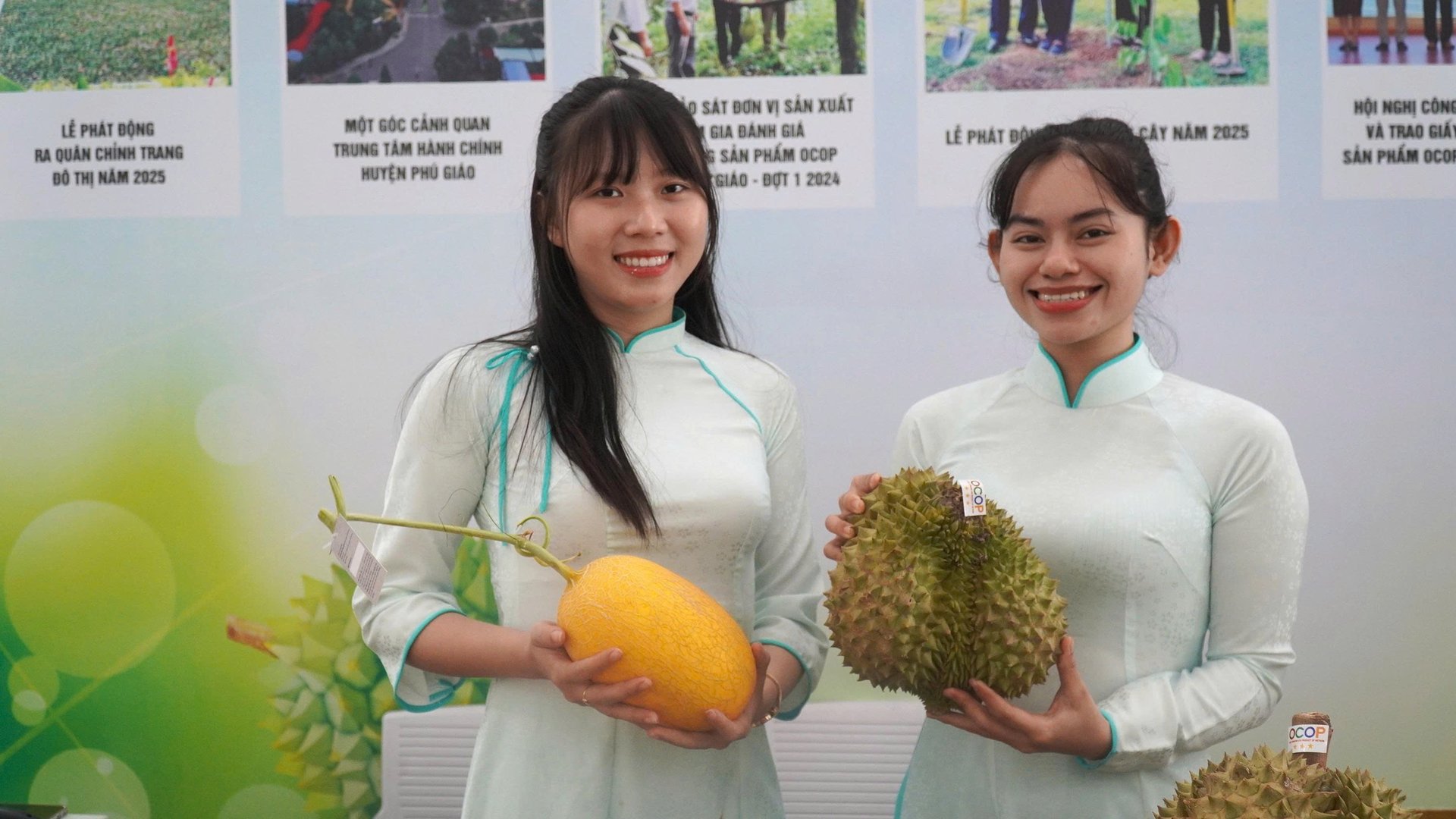 Từ sầu riêng đến nhiều loại trái cây khác, hành trình ra thế giới đang bắt đầu từ những luống cây, với nụ cười và tri thức nông dân. Ảnh: Trần Phi.
