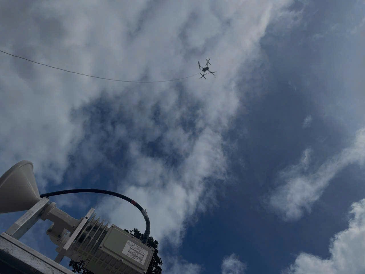Từ độ cao hàng trăm mét, Drone có thể tạo vùng phủ sóng bán kính 6km. Ảnh: Viettel Telecom. Từ độ cao hàng trăm mét, Drone có thể tạo vùng phủ sóng bán kính 6km. Ảnh: Viettel Telecom.
