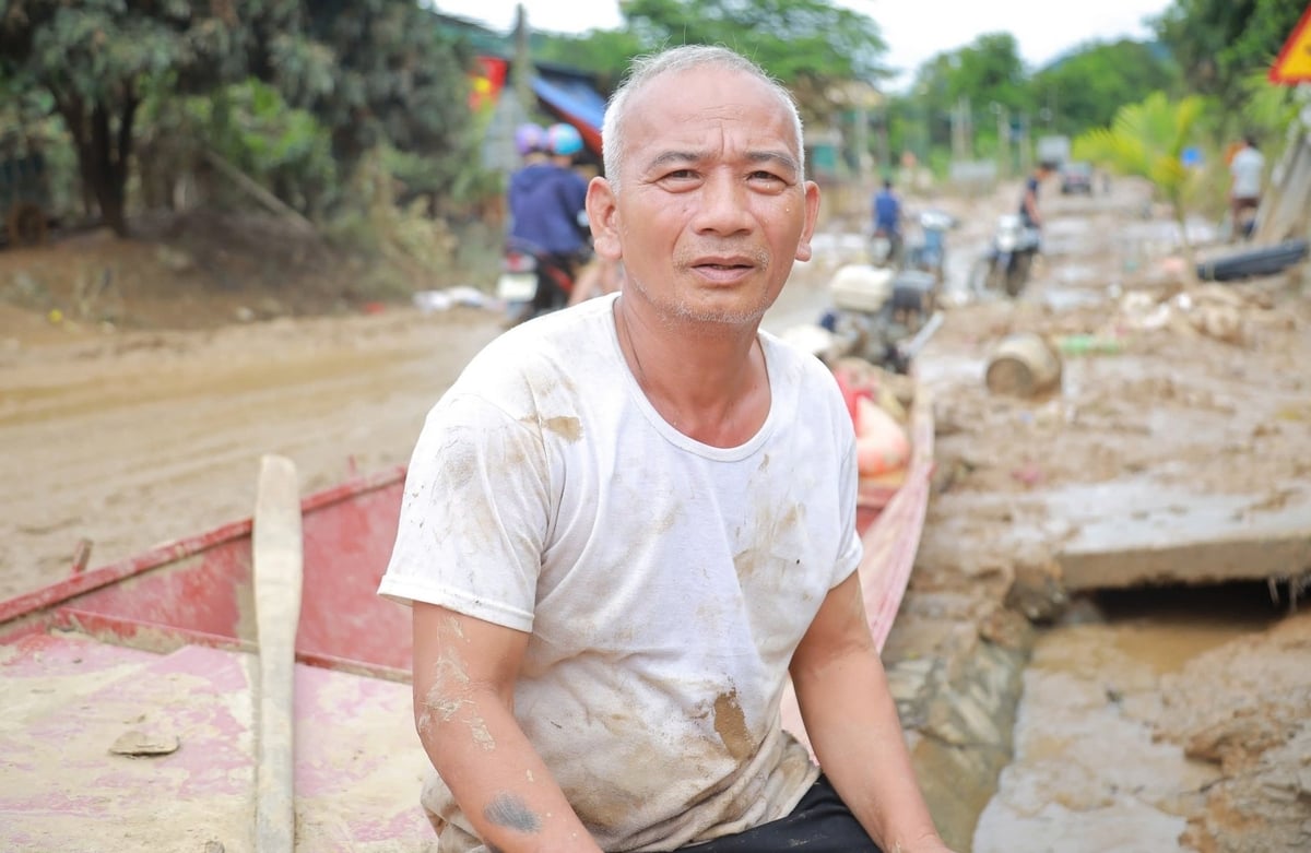 Người dân vùng lũ mỏi mệt cả về thể xác lẫn tinh thần. Ảnh: Ngọc Linh. Người dân vùng lũ mỏi mệt cả về thể xác lẫn tinh thần. Ảnh: Ngọc Linh.