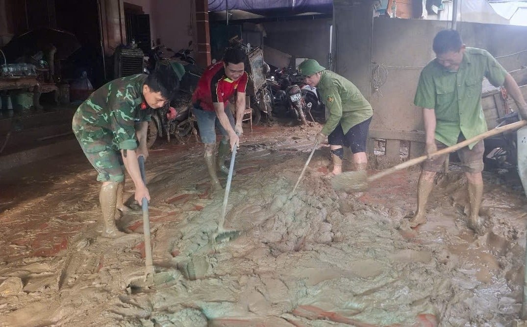 Anh em kiểm lâm đang gấp rút xử lý bùn đất giúp gia đình anh Võ Đức Thịnh. Ảnh: Việt Khánh. Anh em kiểm lâm đang gấp rút xử lý bùn đất giúp gia đình anh Võ Đức Thịnh. Ảnh: Việt Khánh.