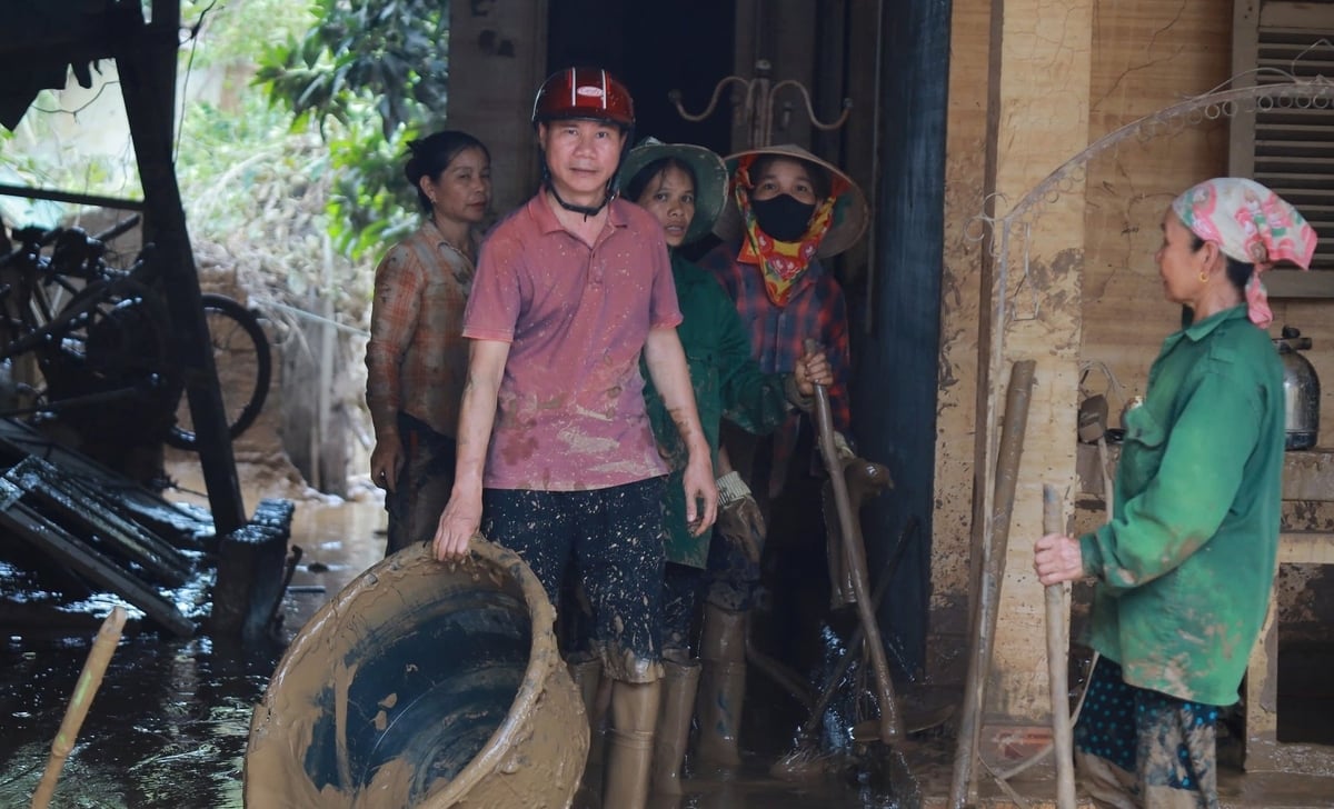 Người dân tại 'rốn lũ' Tương Dương còn rất nhiều việc phải làm. Ảnh: Việt Khánh. Người dân tại 'rốn lũ' Tương Dương còn rất nhiều việc phải làm. Ảnh: Việt Khánh.