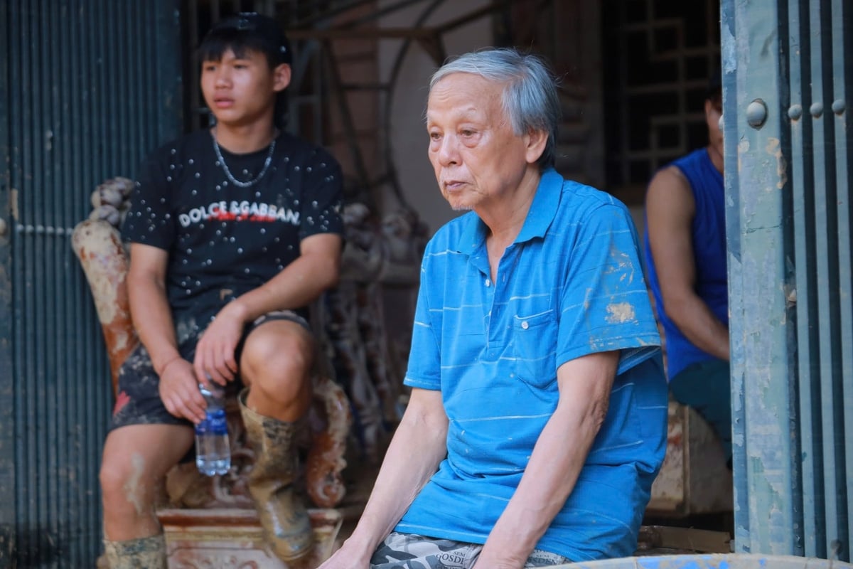 Quần quật ứng phó hậu quả mưa bão suốt nhiều ngày trời, đồng bào mỏi mệt lắm rồi. Ảnh: Ngọc Linh. Quần quật ứng phó hậu quả mưa bão suốt nhiều ngày trời, đồng bào mỏi mệt lắm rồi. Ảnh: Ngọc Linh.