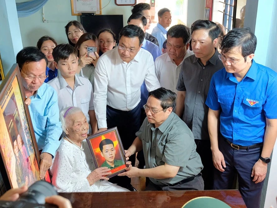 Thủ tướng Chính phủ Phạm Minh Chính thăm hỏi, động viên Mẹ Việt Nam Anh hùng Đào Thị Vui. Ảnh: Trần Tuyền.
