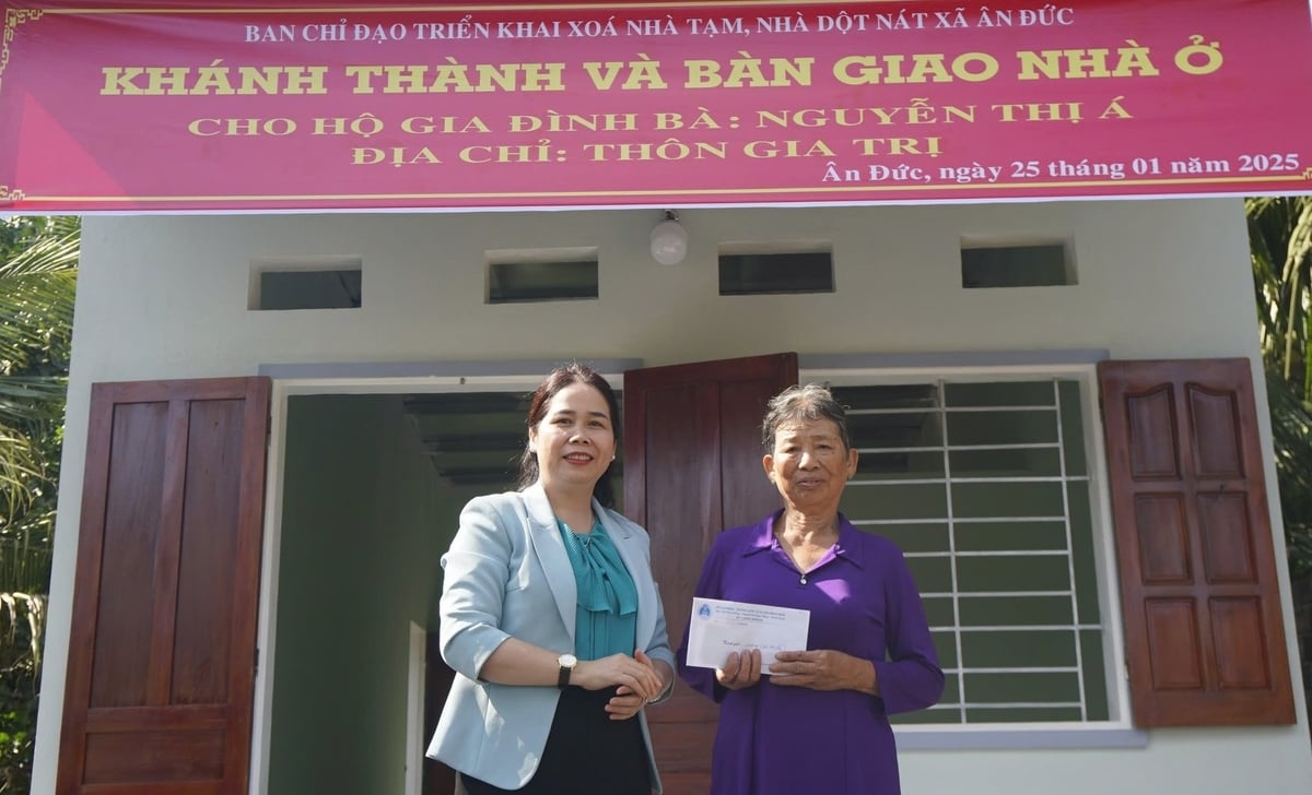 Bàn giao nhà ở cho hộ bà Nguyễn Thị Á ở xã Ân Đức ở huyện Hoài Ân, tỉnh Bình Định cũ (nay là xã Hoài Ân, tỉnh Gia Lai). Ảnh: V.Đ.T.
