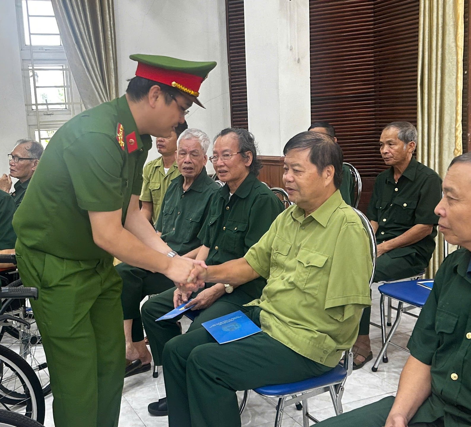 C05 tặng những phần quà nghĩa tình tới thương, bệnh binh. Ảnh: Nguyễn Trường.