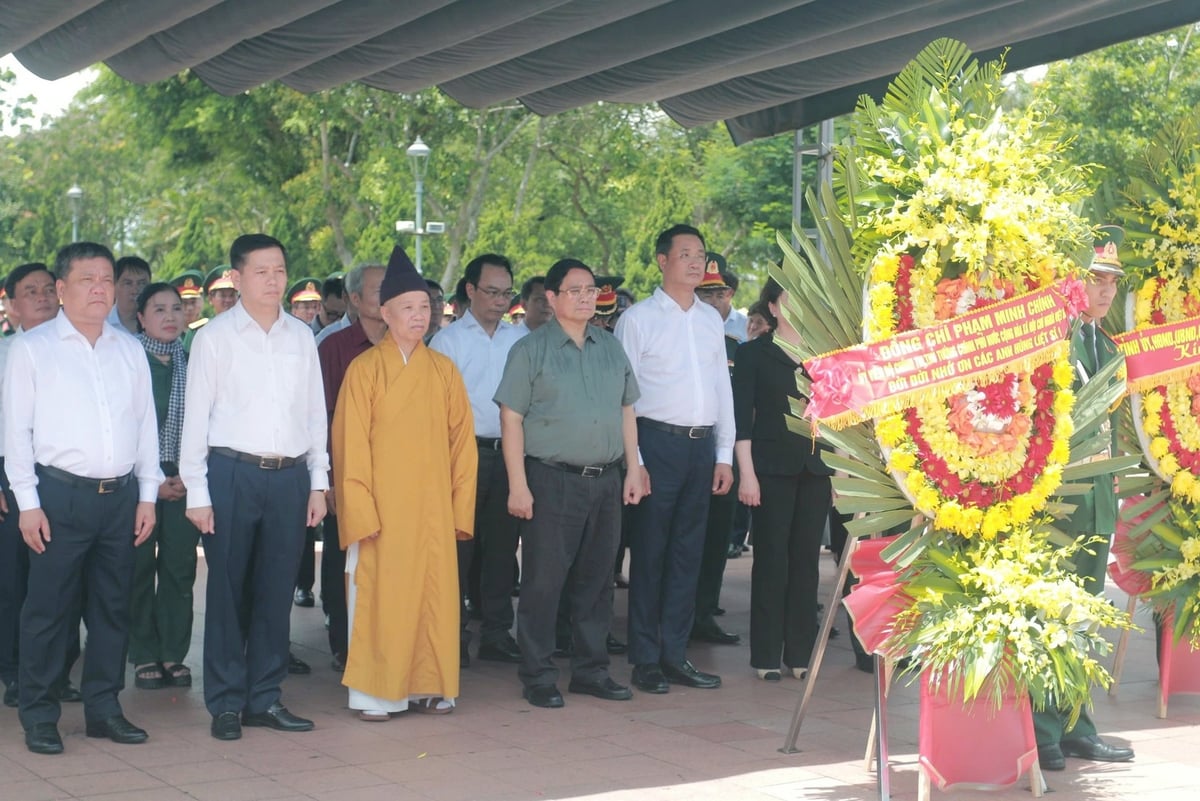 Thủ tướng Chính phủ Phạm Minh Chính và đoàn công tác dâng hương, đặt vòng hoa tri ân tại  Thành cổ Quảng Trị. Ảnh: Bá Cường.