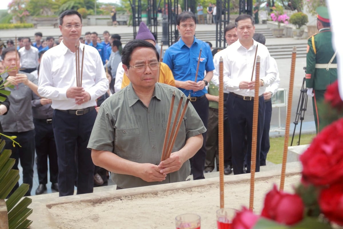 Thủ tướng Chính phủ Phạm Minh Chính cùng đoàn công tác Chính phủ thắp hương tại Nghĩa trang Liệt sĩ Quốc gia Đường 9. Ảnh: Bá Cường.