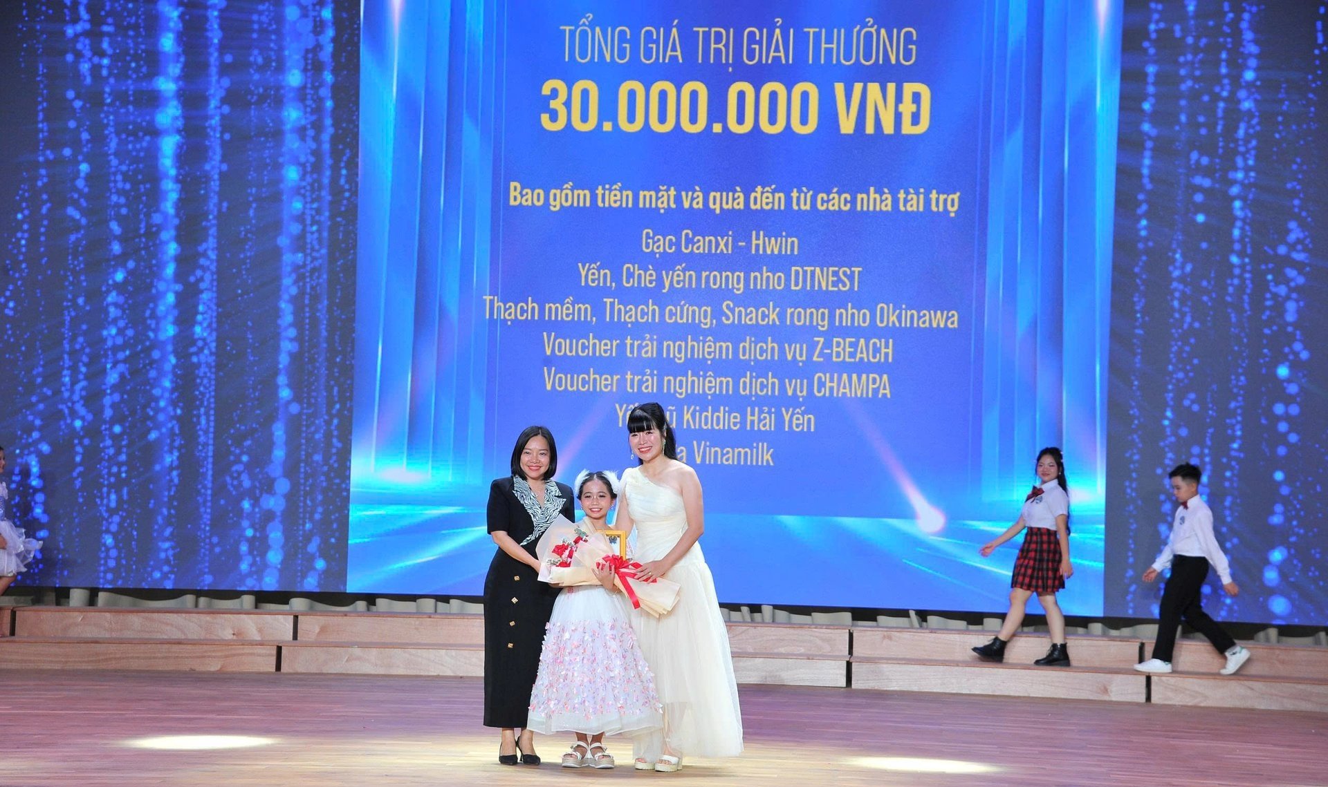 Ban tổ chức trao giải thưởng cho thí sinh Trần Phương Khả Di đã giành Quán quân MC nhí 2025. Ảnh: Văn Thì.