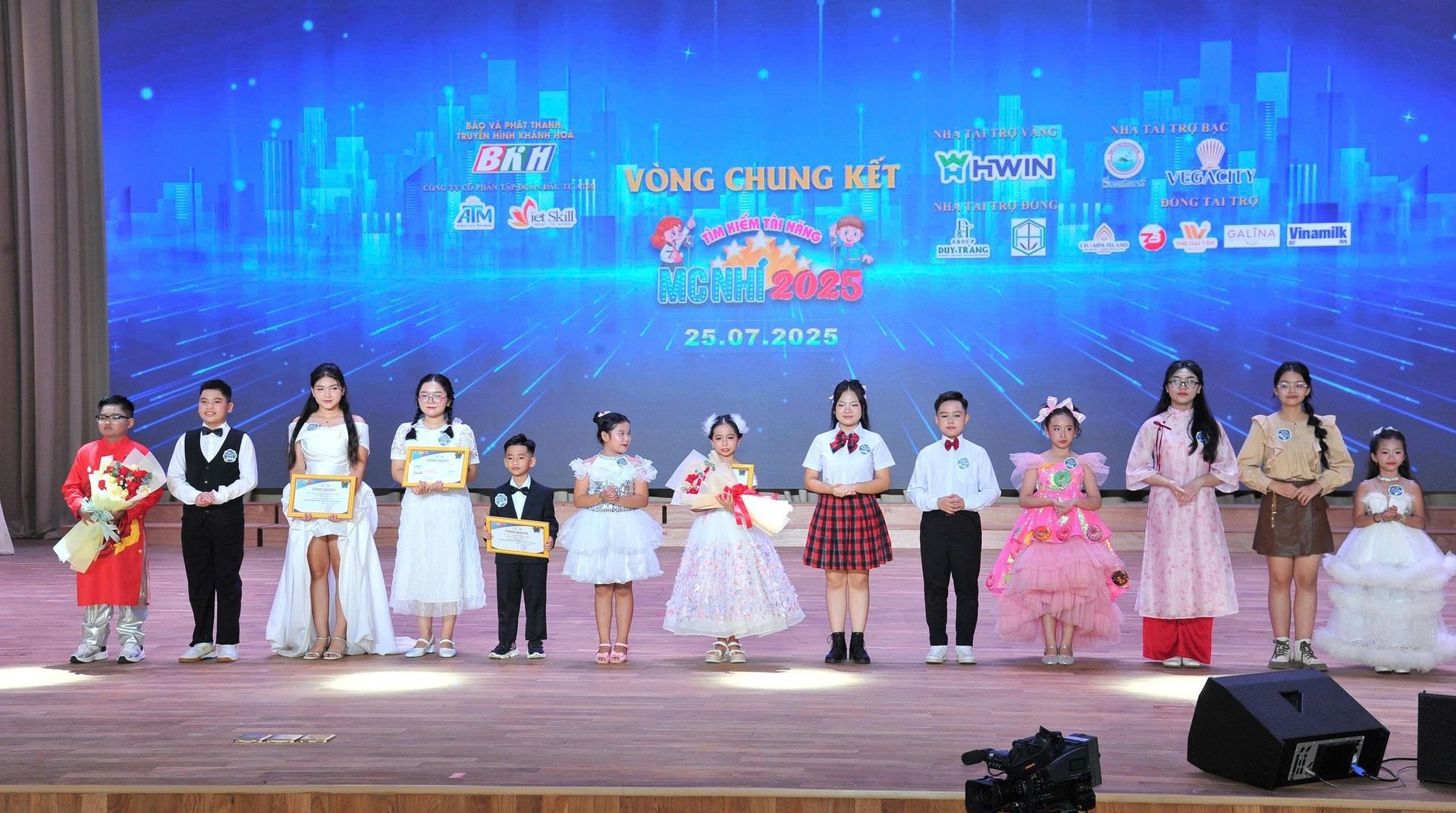 13 thí sinh xuất sắc vào vòng chung kết cuộc thi 'Tìm kiếm tài năng MC nhí mùa 7 năm 2025'. Ảnh: Văn Thì.