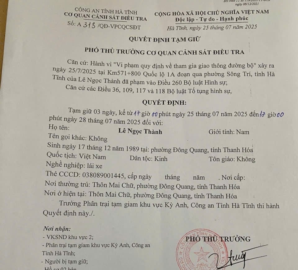 Quyết định tạm giữ tài xế. Ảnh: CAHT.