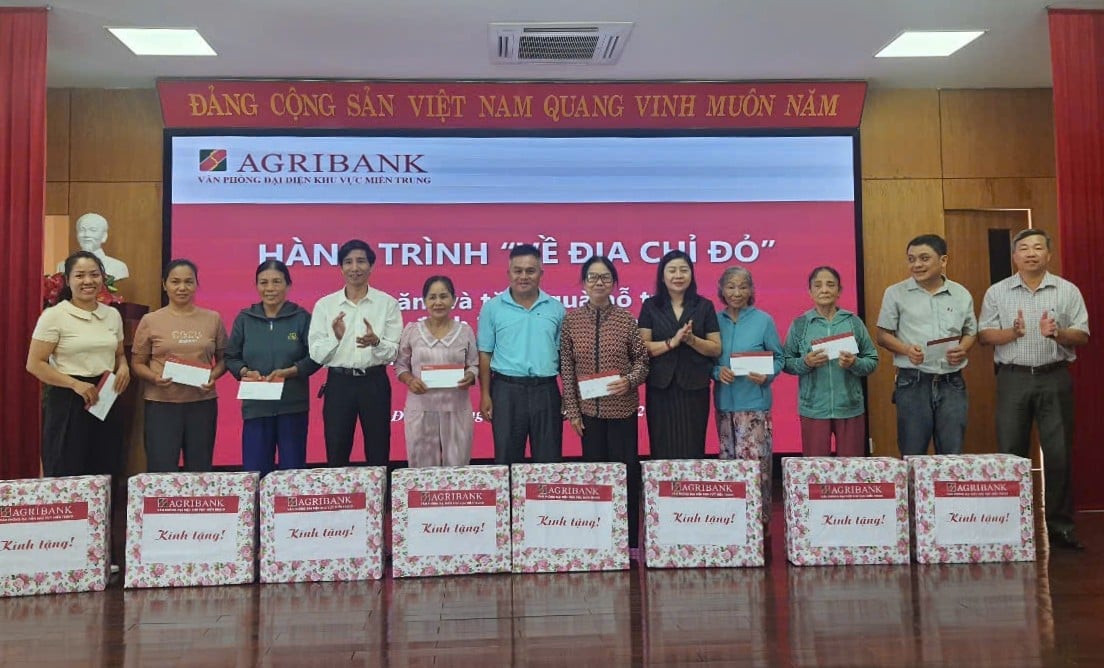 Đoàn Agribank khu vực miền Trung thăm hỏi và trao tặng 10 suất quà tri ân đến các gia đình thương binh, liệt sĩ và người có công với cách mạng trên địa bàn tỉnh Quảng Trị. Ảnh: PV.