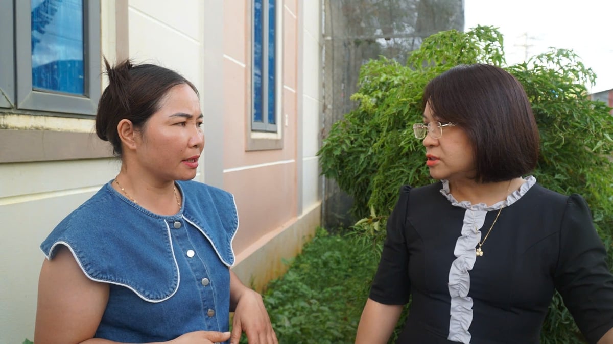 Bà Lê Thị Thu Hằng - Phó Giám đốc Sở Nông nghiệp và Môi trường (bên phải), hỏi thăm tình hình gia đình nhà bà Thủy. Ảnh: Đức Bình.
