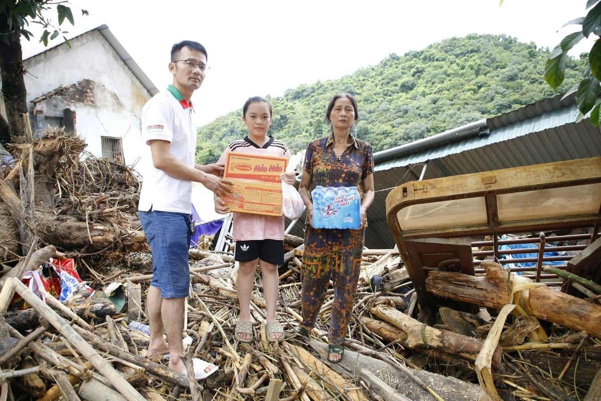 Bà Đậu Thị Hợi và cháu gái đang đối mặt với tương lai bất định sau trận lũ. Ảnh: Đình Tiệp.