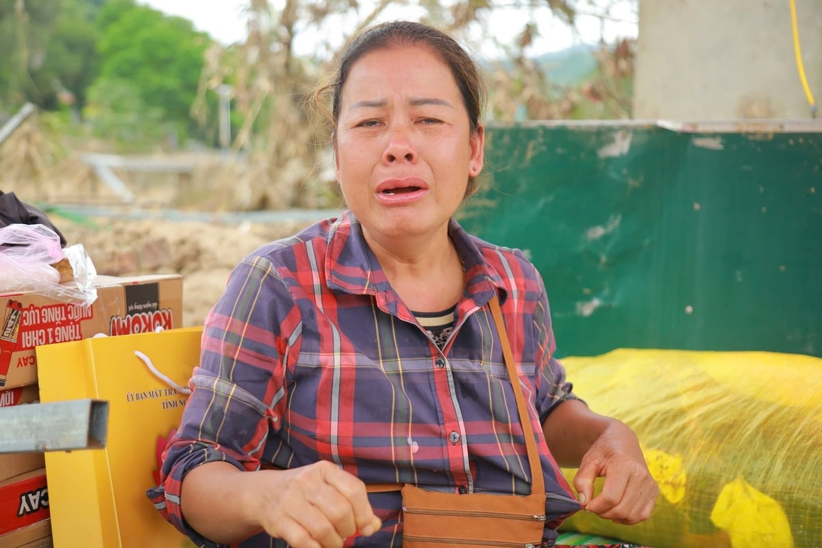 Bà Nam khóc òa như một đứa trẻ. Ảnh: Ngọc Linh.