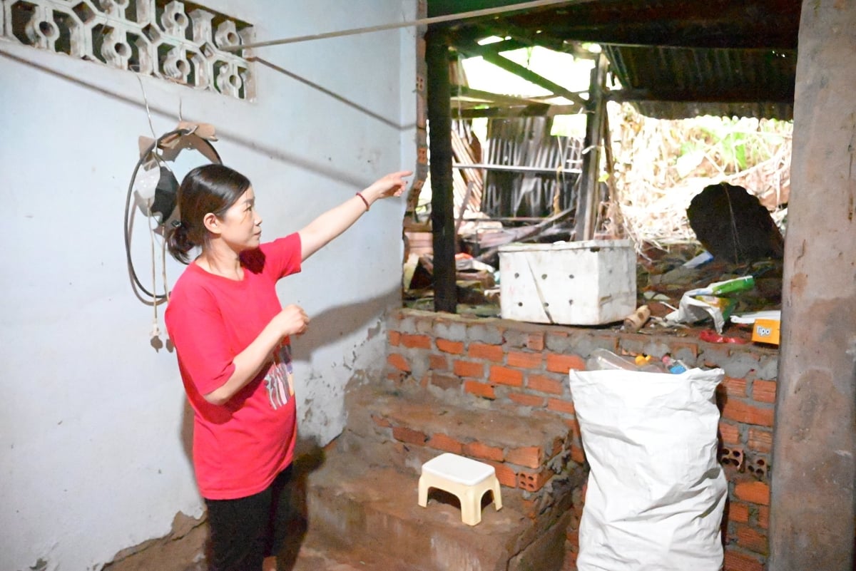 Chị Nguyễn Thị Dung, tổ dân phố 9, phường Bắc Gia Nghĩa bàng hoàng kể lại phần bếp và nhà vệ sinh của gia đình bị đất đá đè lên gây hư hại nghiêm trọng vào tháng 8/2024. Ảnh: Phạm Hoài.