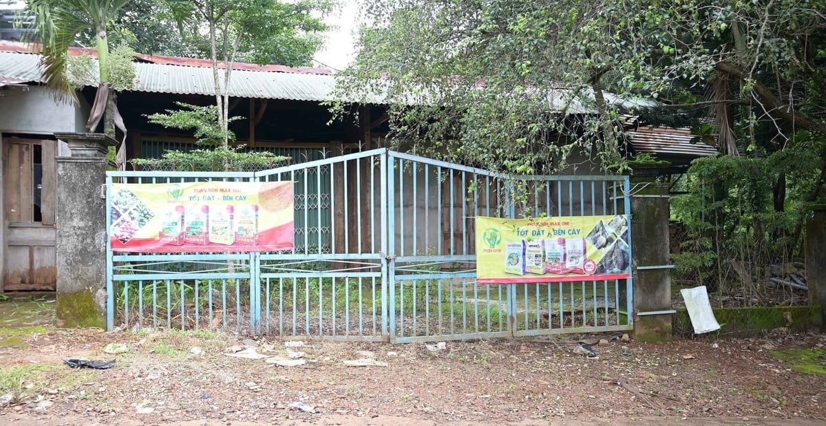 Nhiều hộ dân vì lo lắng nên đã khoá cửa chuyển đến nơi khác sinh sống. Ảnh: Phạm Hoài.