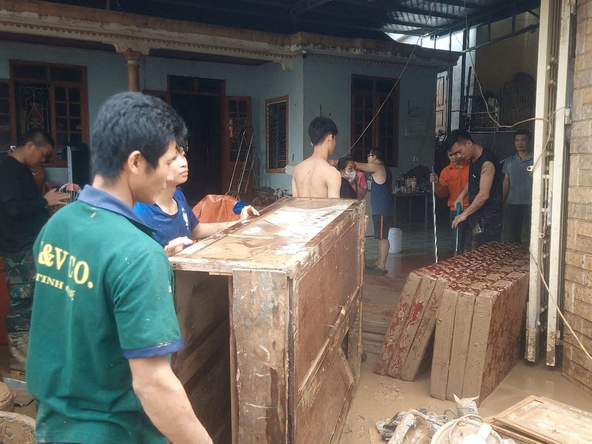 Người dân sẽ phải gượng dậy sau lũ lụt như thế nào đang là một bài toán khó. Ảnh: Đình Tiệp.
