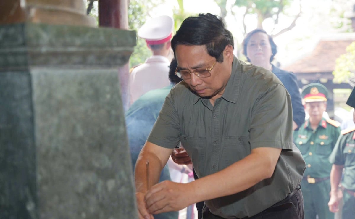 Thủ tướng cùng Đoàn công tác thăm, dâng hương ở Bảo tàng Đại tướng Nguyễn Chí Thanh (TP Huế). Ảnh: V.D.