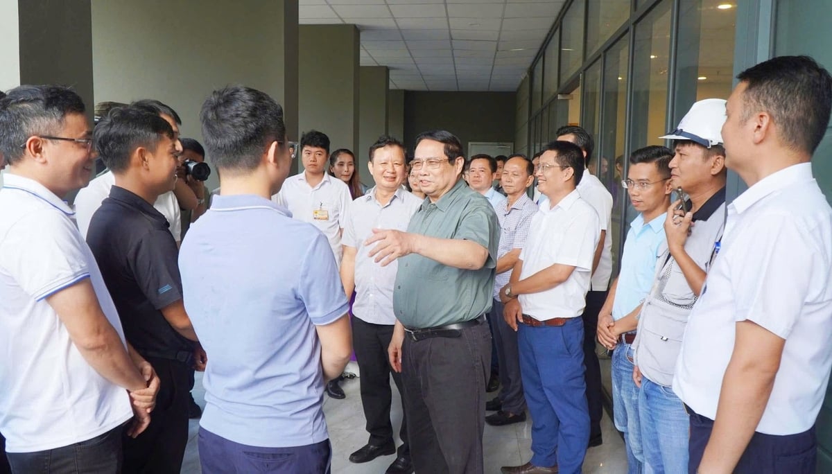 Thủ tướng Phạm Minh Chính thăm khu NOXH, trò chuyện với cư dân, người lao động. Ảnh: V.D.