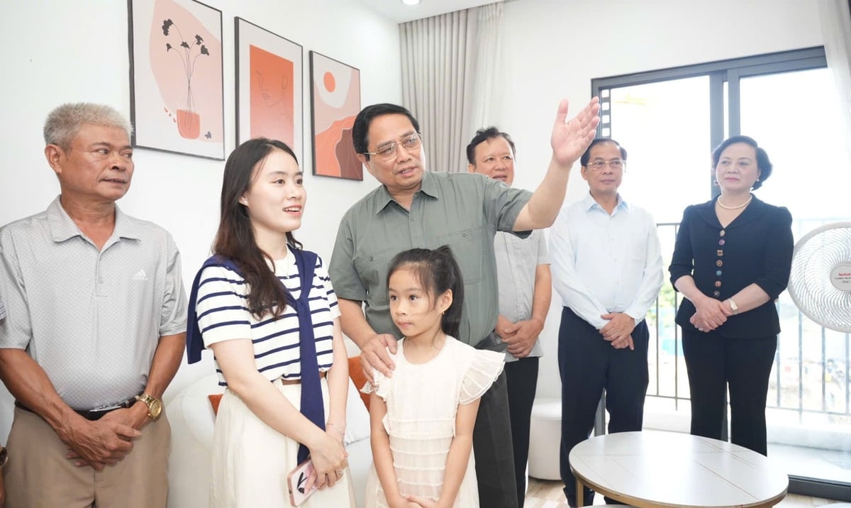 Thủ tướng thăm hỏi, tặng quà các hộ dân tại khu NOXH. Thủ tướng đề nghị TP Huế cần nhân rộng mô hình NOXH. Ảnh: V.D.