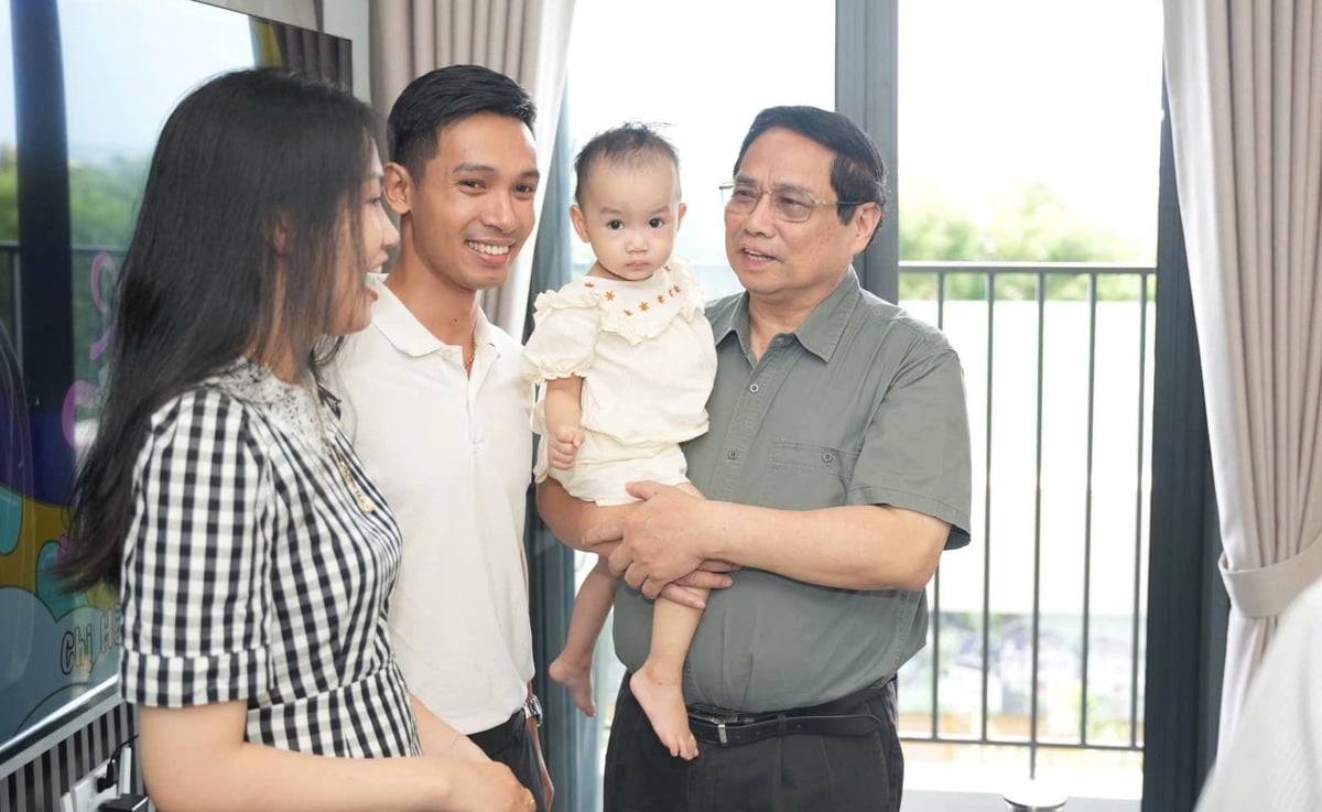 Thủ tướng thăm hỏi, tặng quà các hộ dân tại khu NOXH. Thủ tướng đề nghị TP Huế cần nhân rộng mô hình NOXH. Ảnh: V.D.