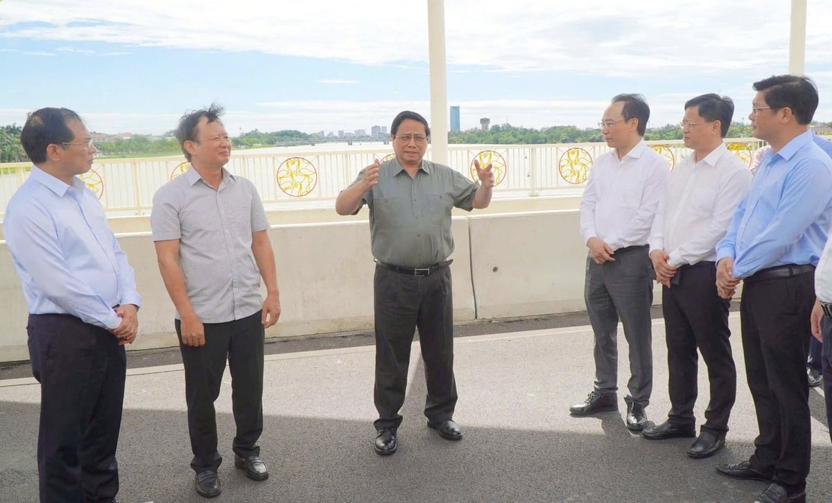 Thủ tướng Phạm Minh Chính thăm cầu Nguyễn Hoàng bắc qua sông Hương, đề nghị TP Huế tiếp tục nghiên cứu, hoàn thiện quy hoạch không gian phát triển với sông Hương là trục chính, xây dựng thêm nhiều cây cầu đẹp. Ảnh: V.D.