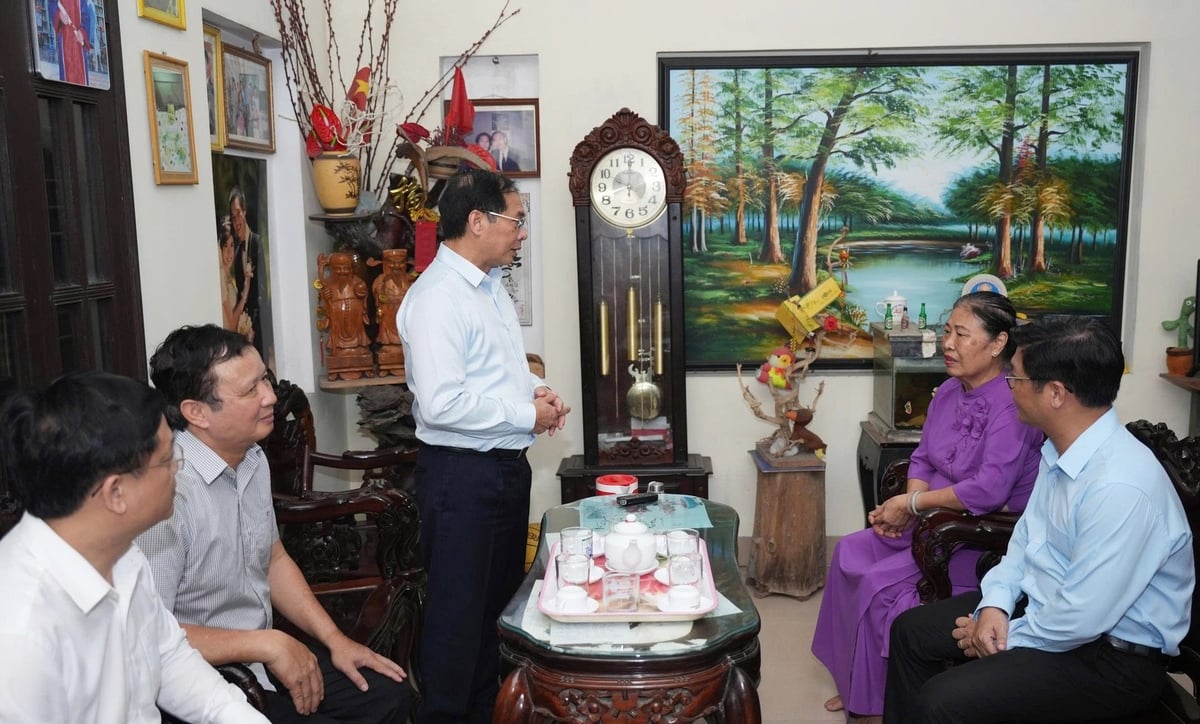 Đoàn công tác thăm các gia đình người có công trên địa bàn TP Huế. Ảnh: V.D.