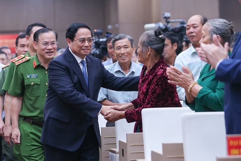 Thủ tướng Phạm Minh Chính dự Hội nghị trực tuyến sơ kết 1 năm triển khai kế hoạch số 356/KH-BCA-C06 về thu nhận mẫu ADN cho thân nhân của liệt sĩ chưa xác nhận được danh tính trên toàn quốc. Ảnh: VGP/Nhật Bắc.