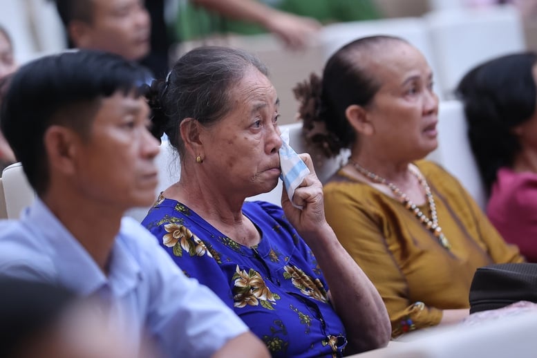 Thân nhân các liệt sĩ bày tỏ niềm vui, sự xúc động trước sự quan tâm của Đảng, Nhà nước và Bộ Công an cùng các bộ ngành, góp phần làm vơi bớt nỗi đau. Ảnh: VGP/Nhật Bắc.