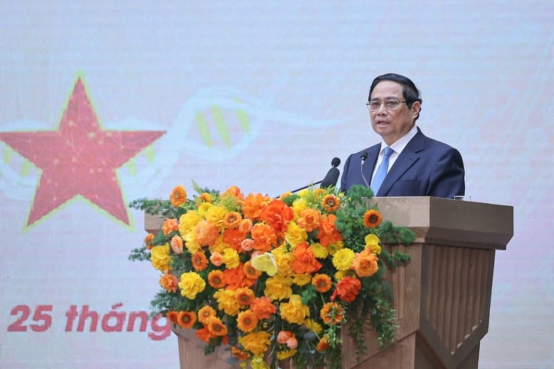 Tại sự kiện, Thủ tướng Phạm Minh Chính cùng lãnh đạo Bộ Công an đã trân trọng trao cho thân nhân liệt sĩ kết quả giám định ADN, đưa các liệt sĩ trở về với gia đình, quê hương, điều mà các gia đình đằng đẵng ngóng trông, tìm kiếm suốt nhiều năm qua. Ảnh: VGP/Nhật Bắc.