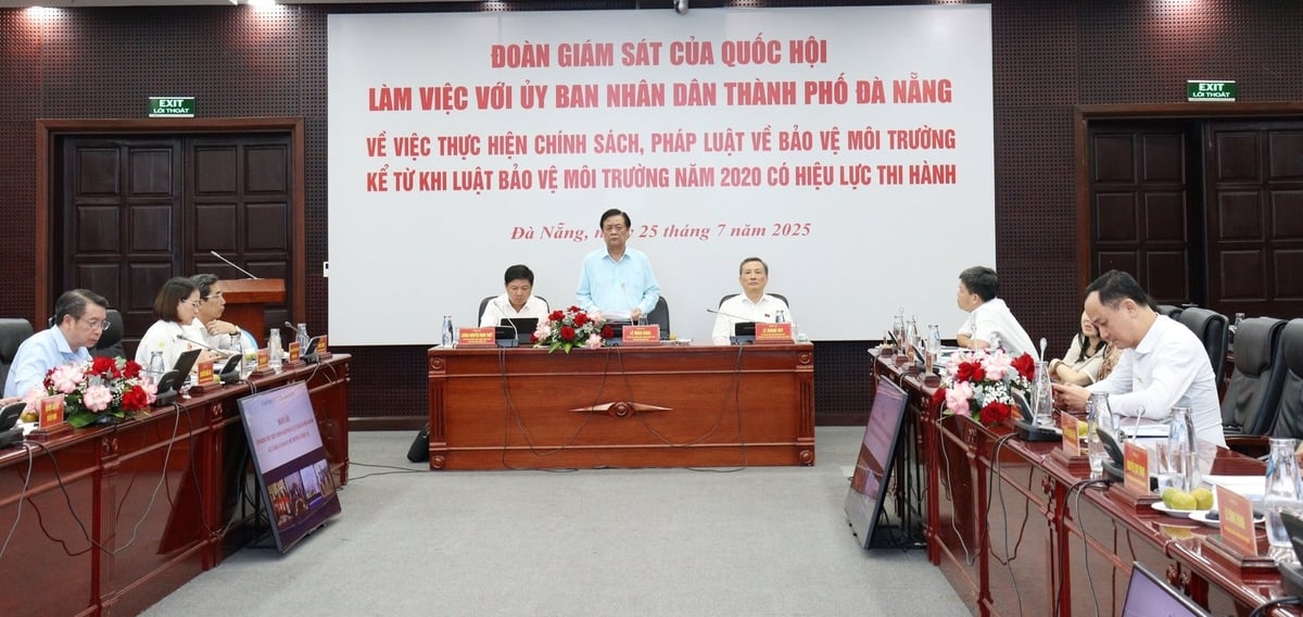 Đoàn giám sát của Quốc hội làm việc với UBND TP Đà Nẵng. Ảnh: Lan Anh.