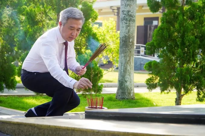 Ông Đặng Minh Thông, Phó Bí thư Thành ủy, dẫn đầu đoàn đại biểu viếng Nghĩa trang Liệt sĩ Bà Rịa - Vũng Tàu. Ảnh: Quang Vinh.